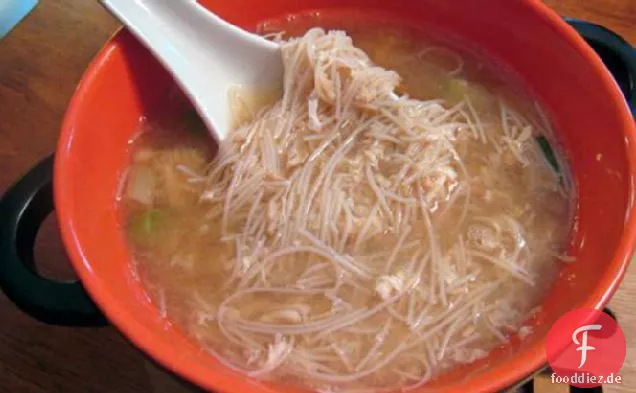 Eiertropfensuppe mit Hühnchen und Nudeln