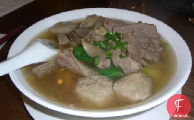 Schnelle asiatische Rindfleisch-, Gemüse- und Nudelsuppe
