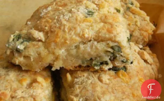 Käse und Basilikum Riesen Scones
