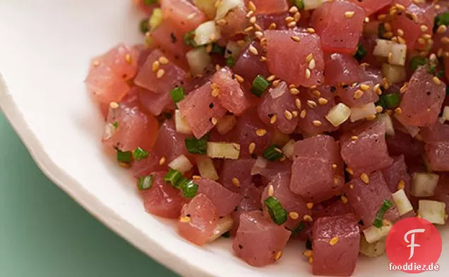 Thunfisch-Tartar mit gelben Endivienblättern
