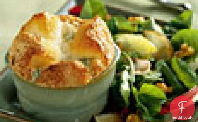 Cabrales Käsesouffles mit Endivien und asiatischem Birnensalat