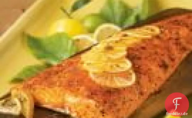 Zedernbeplankter Lachs mit gewürzter Zitronenbutter