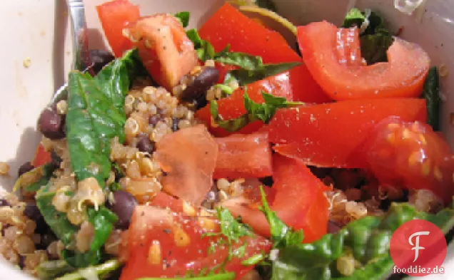 Gekochter Quinoa und schwarzer Bohnensalat