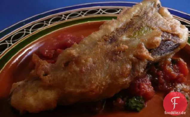 Bier zerschlagen Chiles Rellenos Mit Warmen Chipotle Salsa