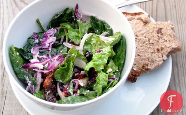 Großer grüner Salat mit Datteln, Hühnchen, geräucherten Mandeln, Ziegenkäse