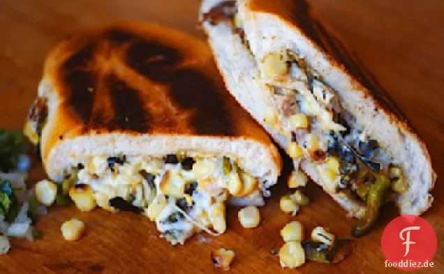 Gegrilltes Käsesandwich mit verkohltem Chili und Mais