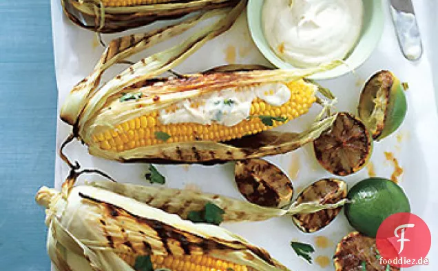 Gegrillter Mais auf dem Kolben mit Chile und Limette