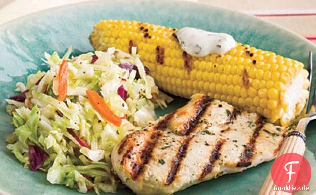 Gegrilltes Hähnchen mit Mais und Slaw