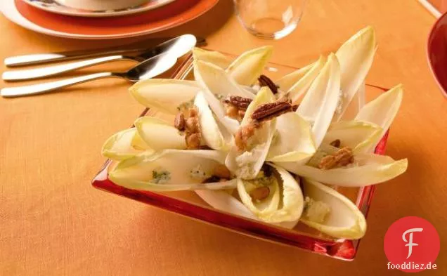 Endiviensalat mit kandierten Pekannüssen und Maytag Blauschimmelkäse