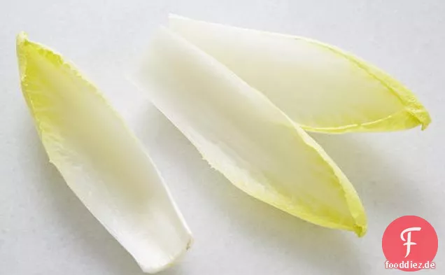 Endiviensalat mit Meyer-Zitrone, Fava-Bohnen und ölgehärteten Oliven