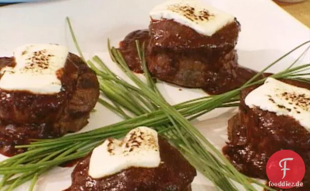 Mit schwarzem Pfeffer verkrustetes Filet Mignon mit geröstetem Ziegenkäse und zweimal gekochter roter Chilisauce