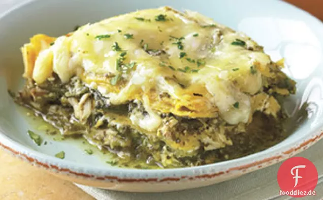 Gestapelte Hühnchen-Enchiladas mit Salsa Verde und Käse