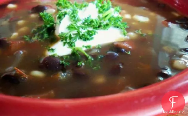 Einfache vegetarische Tortillasuppe mit schwarzen Bohnen