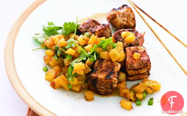 Chili-geriebene Schweinefleischspieße mit Ananassalsa