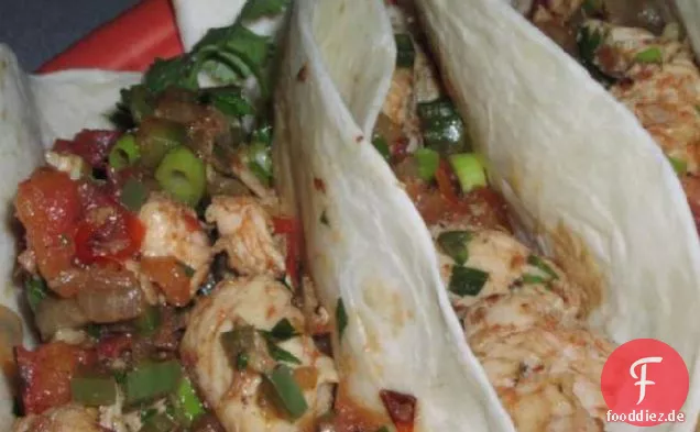 Hühnchen-Tacos mit verkohlten Tomaten