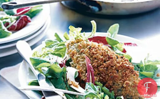 Panierte Kalbsschnitzel mit einem dreifarbigen Salat