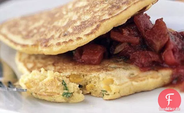 Doppelte Maispfannkuchen mit Jalapeño und klobiger Tex-Mex-Tomatensauce