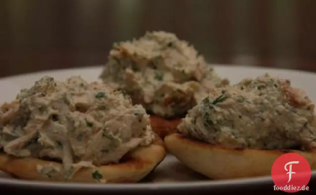 Chicken Tahini Salat mit Pinienkernen auf Mini Pita.