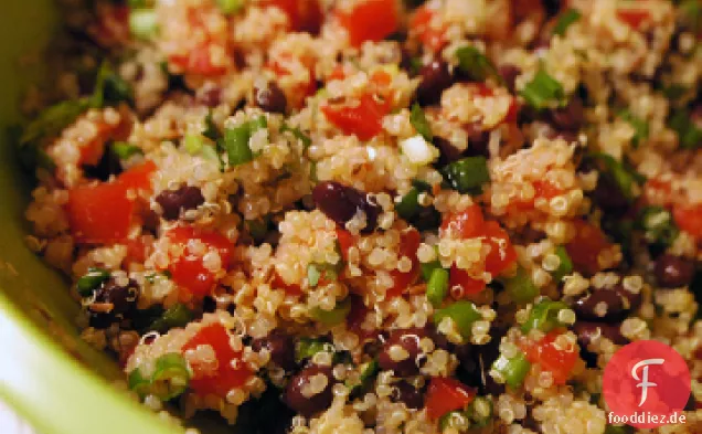 Quinoa-Salat aus schwarzen Bohnen und Tomaten