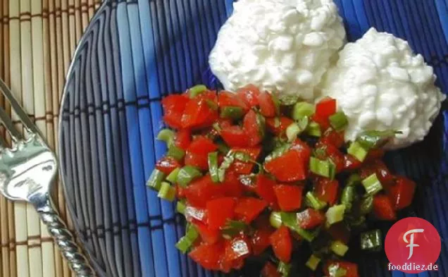 Tomatensalat mit Hüttenkäse serviert