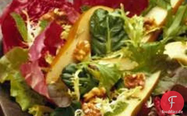 Birnen-Walnuss-Salat mit geprägtem Aprikosen-Nektar-Dressing