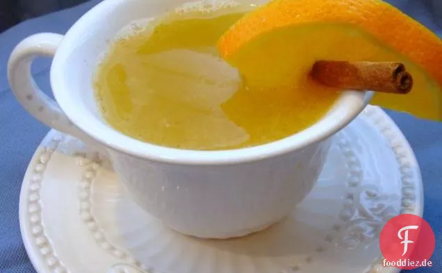 Heißes Orangen-Mandel-Getränk