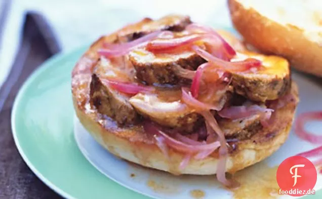 Gegrillte Schweinefleischsandwiches mit eingelegten roten Zwiebeln