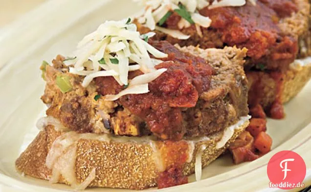 Rindfleisch-Wurst-Hackbraten mit klobiger roter Sauce auf Käsetoast