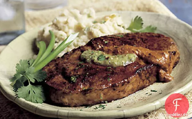 Gebratene Steaks mit Salsa Verde und Ancho Chilisauce