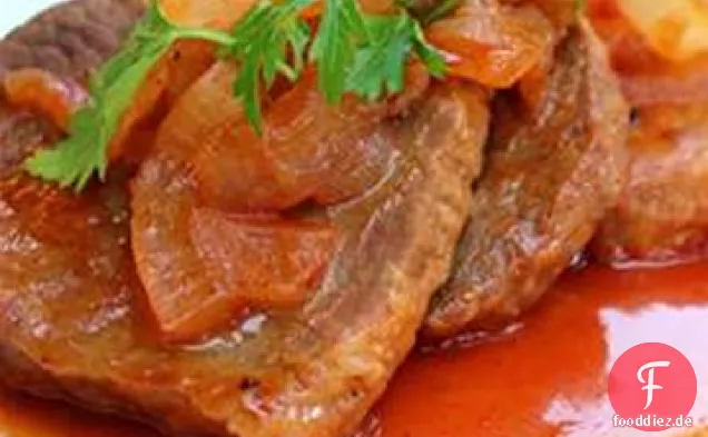 Auge von rundem Steak und Ketchup