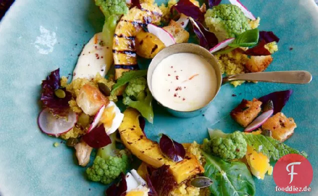 Erntefest auf einem Teller -Butternut-Kürbis und Hühnereiersalat