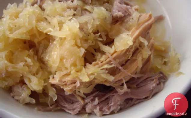 Schweinefleisch sautiert mit Sauerkraut