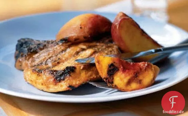 Pfirsich-glasierte Grill Schweinekoteletts und Pfirsiche