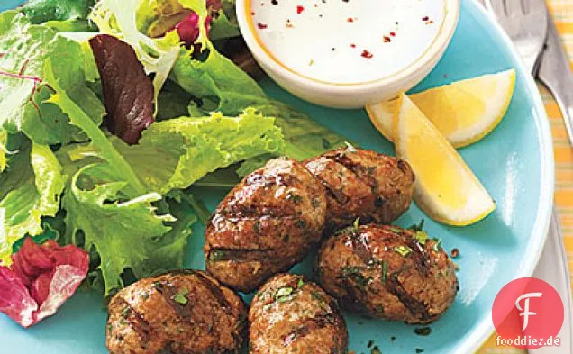 Gegrillte gewürzte Schweinefleischpasteten mit Gemüse