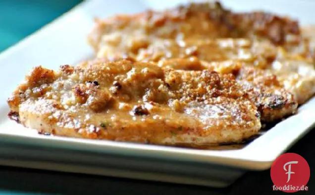 Gebratene Schweinekoteletts mit brauner Milchsoße