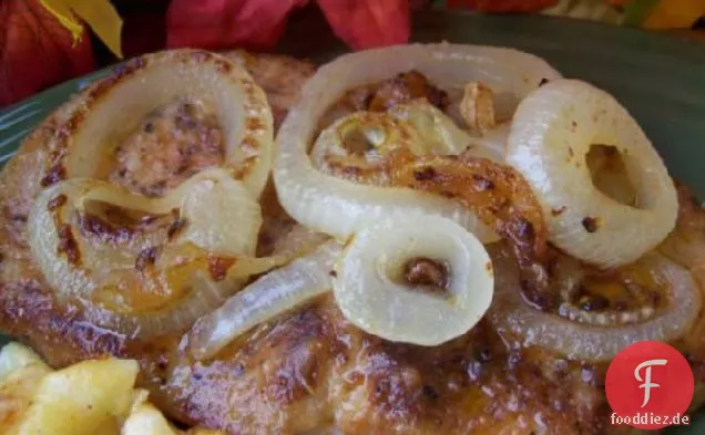 Gebratene Schweinekoteletts mit Zwiebeln