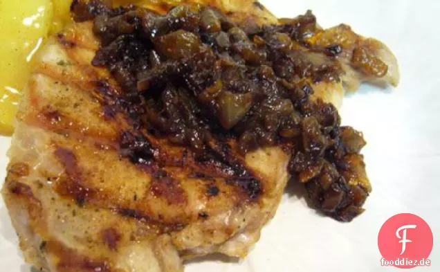 Herzhafte Schweinekoteletts mit karamellisierten Zwiebeln