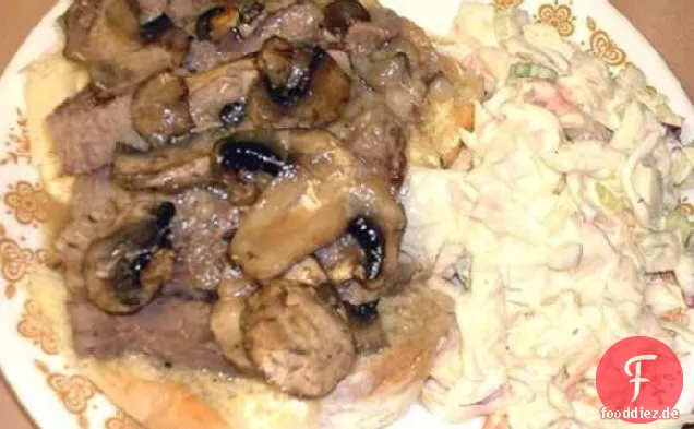 Open-Face geschnittenes Schweinefleisch-N-Pilz-Sandwich mit Soße