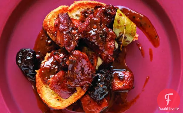 Schweinefleisch und Pflaumen