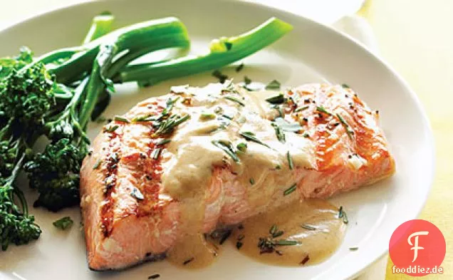 Gegrillter Lachs mit Senf-Wein-Sauce