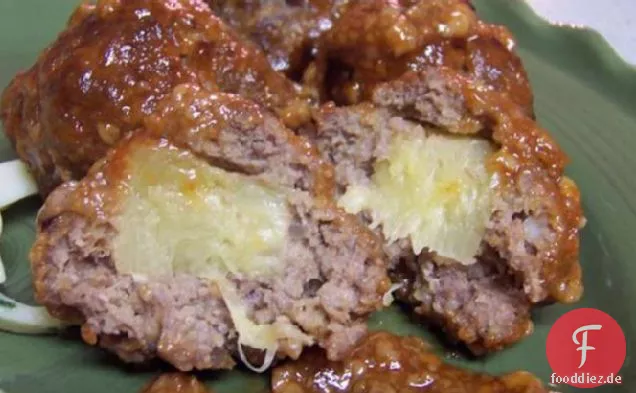 Fleischbällchen gefüllt mit Ananasstücken