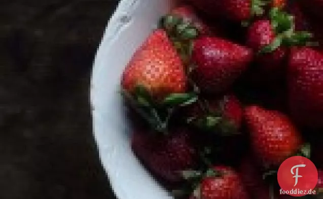 Erdbeer-Rhabarber-Kompott mit Honigpudding