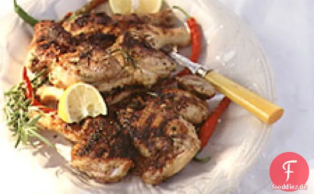 Gegrillte teuflische Hühner unter einem Ziegelstein
