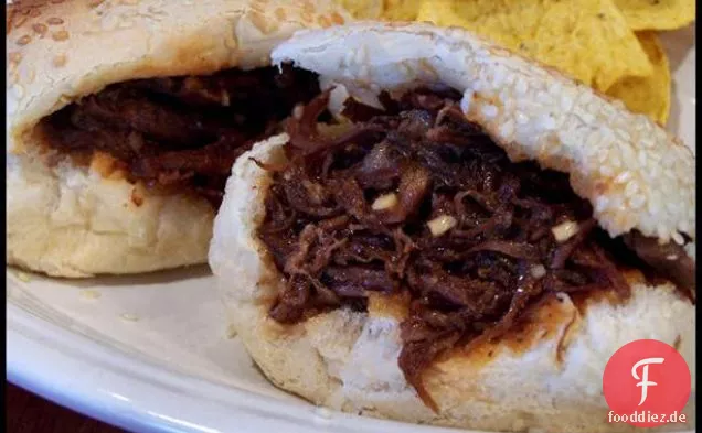 Gegrilltes Rindfleisch in knusprigen Brötchen