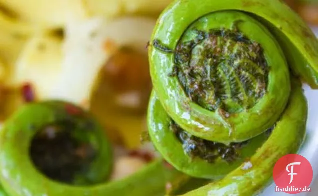 Würzige süße Fiddlehead Kichererbsen-Nudeln