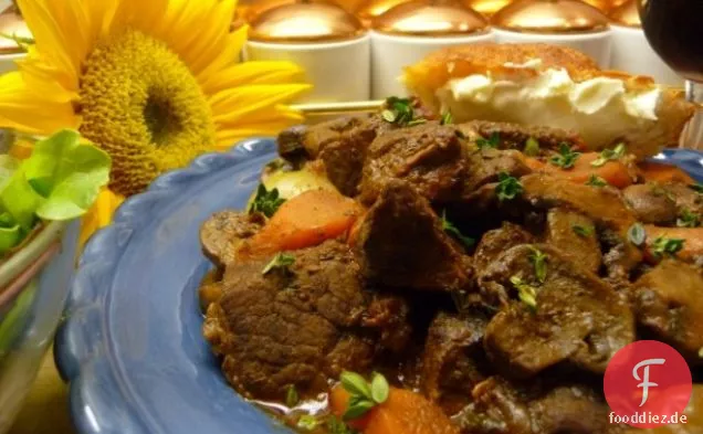 Boeuf En Daube - Klassischer französischer Rindfleisch-Burgunder-Eintopf (Bourguignon)