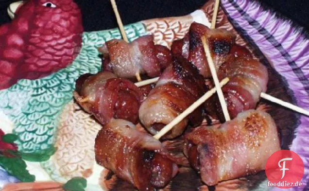 Mit Speck umwickelte kleine Jungen