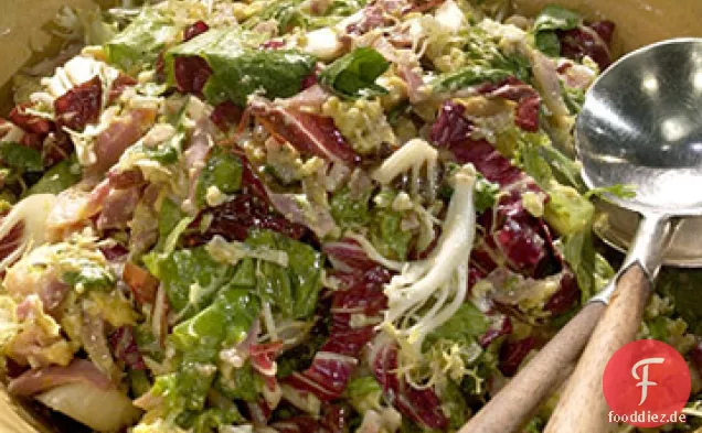 Warmer Salat mit Ei und Pancetta