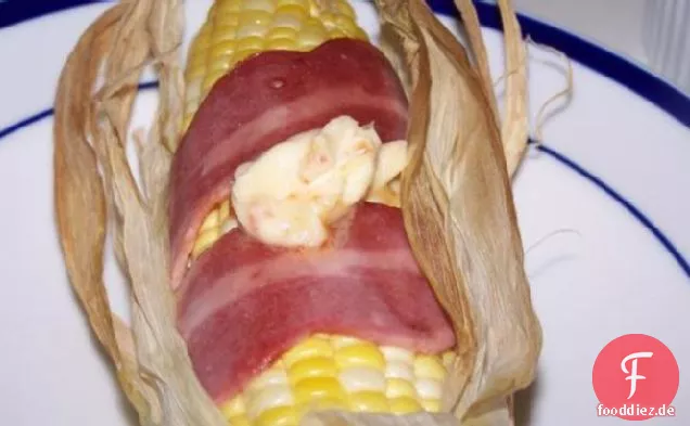 Gegrillter Mais auf dem Kolben mit Speck und Chilibutter