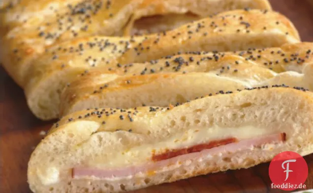 Geflochtenes gefülltes Pizzabrot